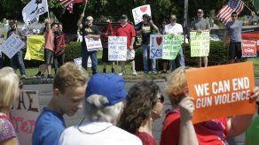 Protestan frente a la fábrica de armas Smith & Wesson