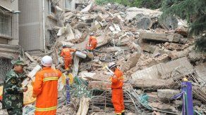 Se derrumba edificio de nueve plantas en China