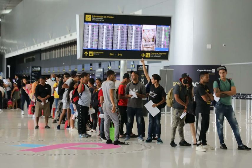 Vista de migrantes venezolanos en el Aeropuerto de Tocumen esperando su vuelo