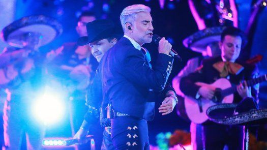 Alejando Fernández llega al medio siglo más sereno y más sano que nunca