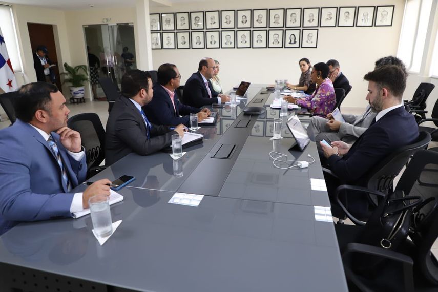 Reunión entre miembros de la CIDH y la Defensoría del Pueblo.