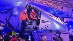 Avión solar inició su vuelo alrededor del mundo