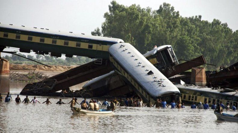 Sube a 17 el balance de muertos por colapso de puente ferroviario en Pakistán