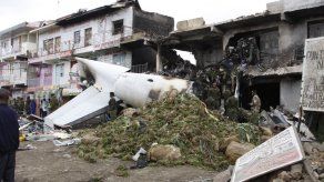 Cuatro muertos al estrellarse un avión en Nairobi