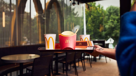 McDonalds ha demostrado estar comprometida en extender la vida útil de los residuos generados, promoviendo soluciones circulares en su operación, fomentando el reciclaje y posterior reutilización