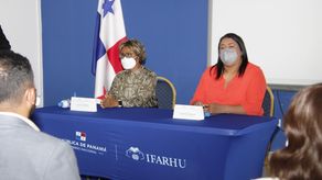 Viceministra de Salud, Ivette Berrío junto a la subdirectora del Ifarhu, Itzenith Taylor.