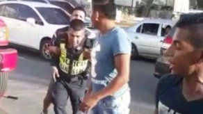 Policía y secretario de un bus pirata se agarran a golpes en San Isidro Policía y secretario de un bus pirata se agarran a golpes en San Isidro