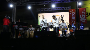 Personas bailando al sonar de la salsa