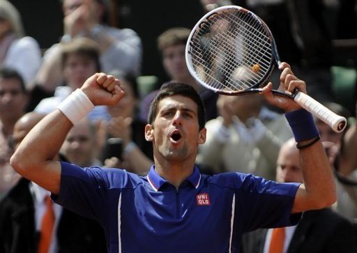 Djokovic sufre en Roland Garros, pero gana y clasifica a los cuartos