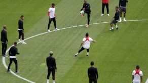 Perú y Dinamarca exponen invictos en sus debuts