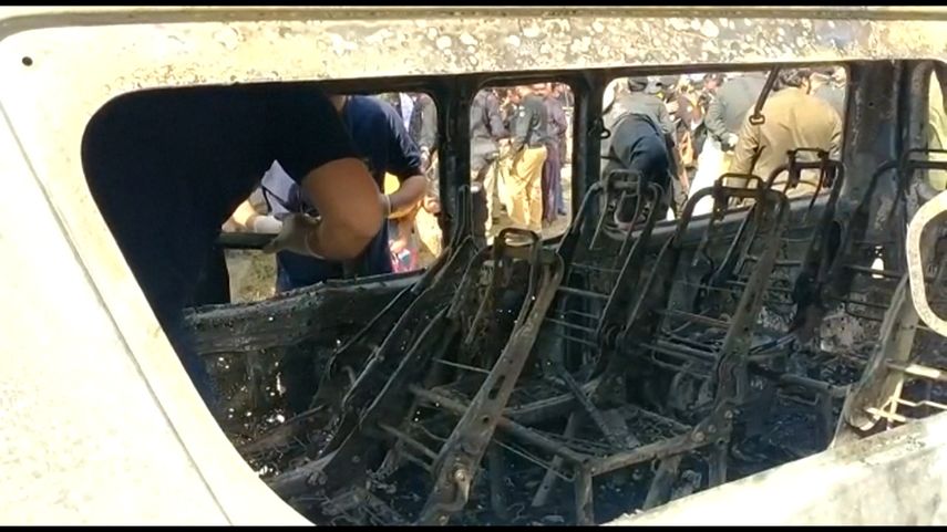 La mujer activó la bomba estandoa un metro del bus.