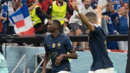 Kolo Muani (22) y Mbappé celebran el gol de la sentencia del conjunto francés, que venció 2-0 a Marruecos y está en la final del Mundial de Qatar 2022.
