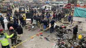 Según los testigos, la explosión fue tan fuerte que dañó varios comercios cercanos en el famoso bazar de Anarkali en la ciudad oriental.