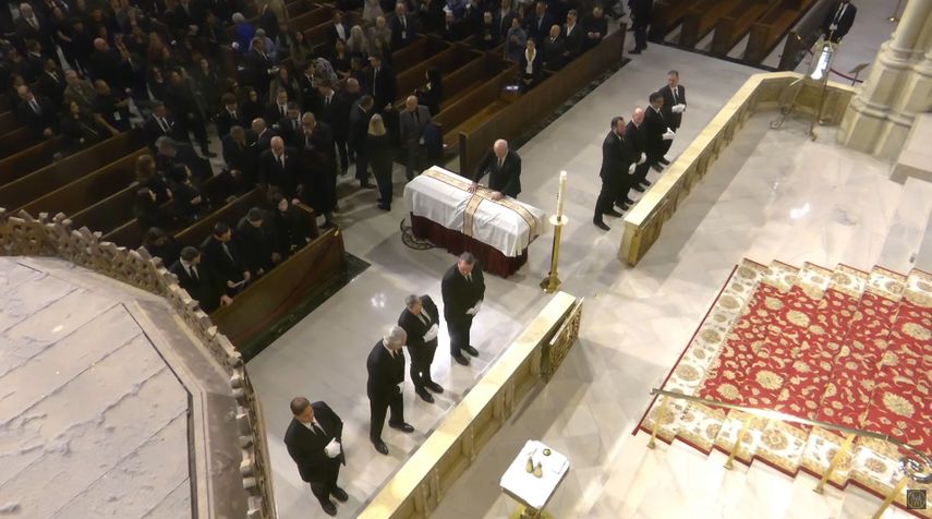 Willie Colón es despedido en la Catedral de San Patricio en Nueva York.