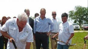 Martinelli coloca primera piedra del Primer Parque Eólico
