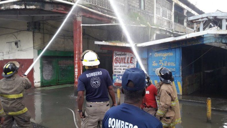 Coordinan asistencia humanitaria para 15 familias damnificadas por incendio en Colón