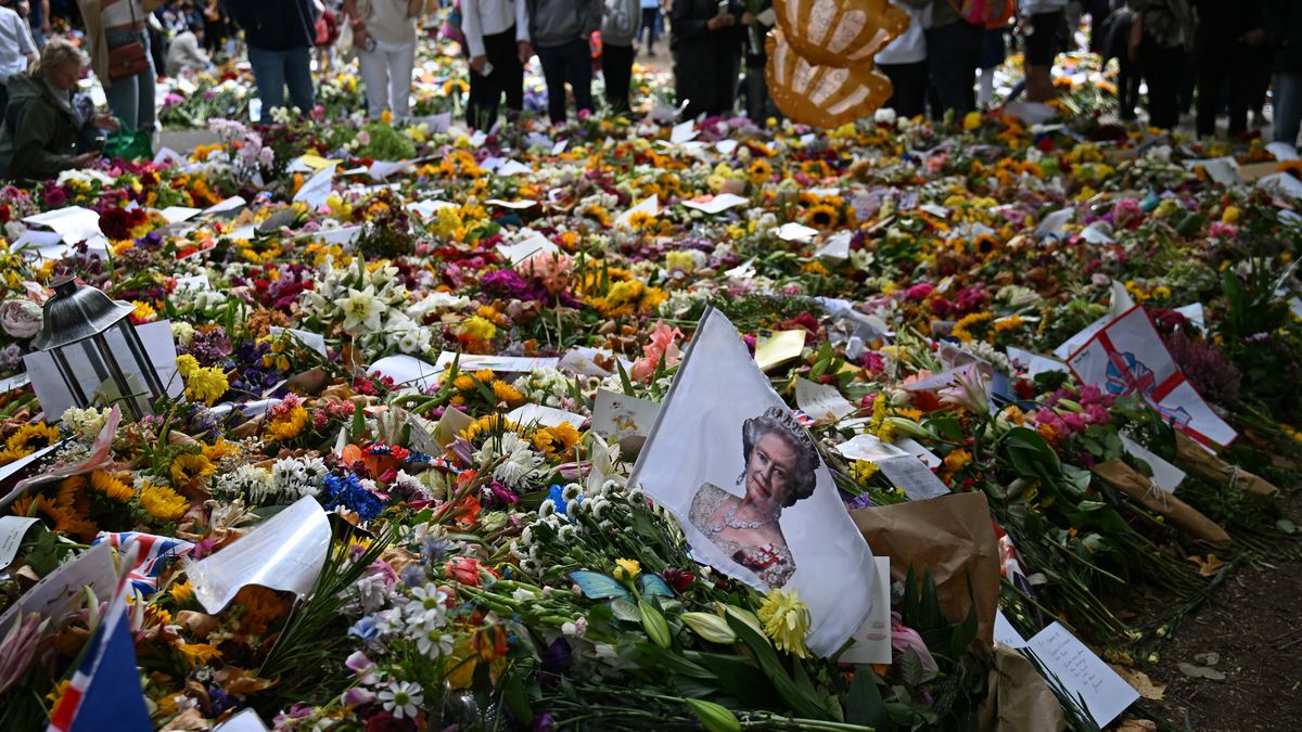 Como tributo a la monarca británica más longeva, los londinenses dejaron un enorme volumen de flores en los parques de la capital.