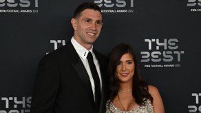 Dibu Martínez y su esposa comparten su reacción ante la sanción de la FIFA