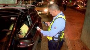 Operativo de la ATTT sorprende a conductores de taxis y buses piratas Operativo de la ATTT sorprende a conductores de taxis y buses piratas