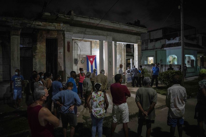 Frente a la casa en la cual se reunieron los vecinos se colocó una bandera cubana y poco a poco fueron llegando dos centenares de residentes.