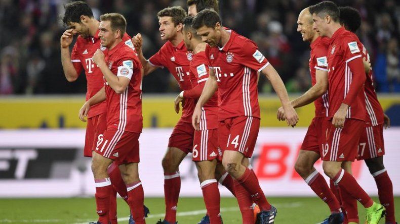 Bayern Múnich se aleja en el liderato tras ganar en Gladbach