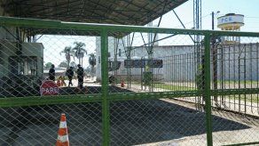 Por un túnel y hasta por la puerta