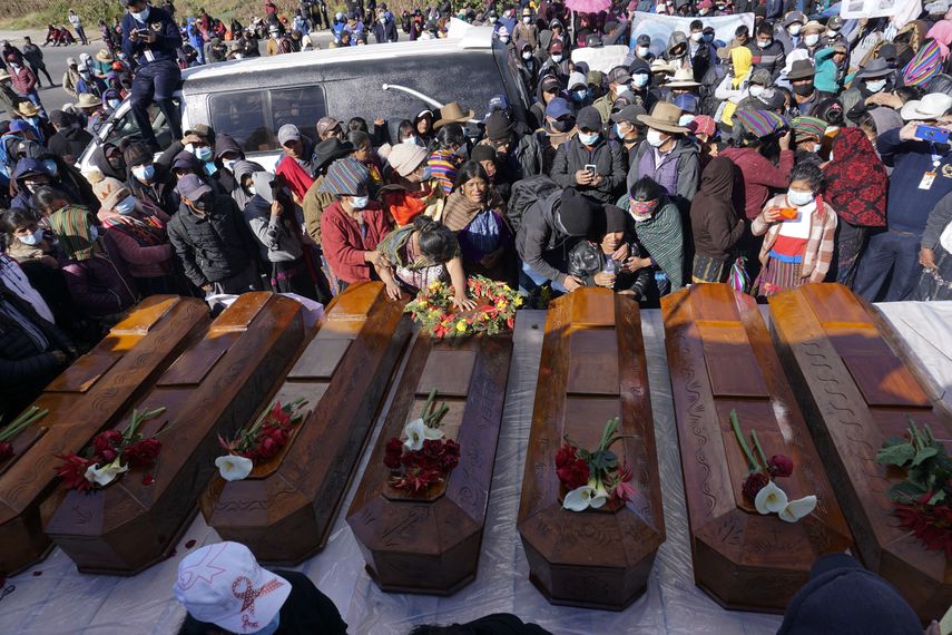 Once de las 13 víctimas ultimadas en el marco de un añejo conflicto por tierras fueron en tanto enterradas en Santa Catarina Ixtahuacán.