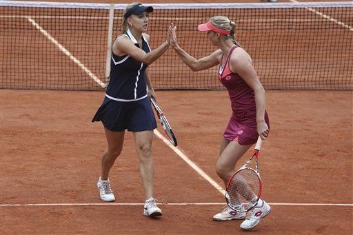 Makarova y Vesnina ganan dobles en Roland Garros
