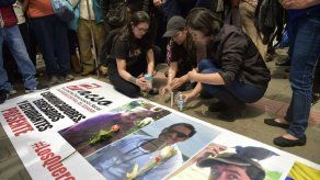 La SIP interrumpe su reunión para aplaudir de pie a periodistas ecuatorianos