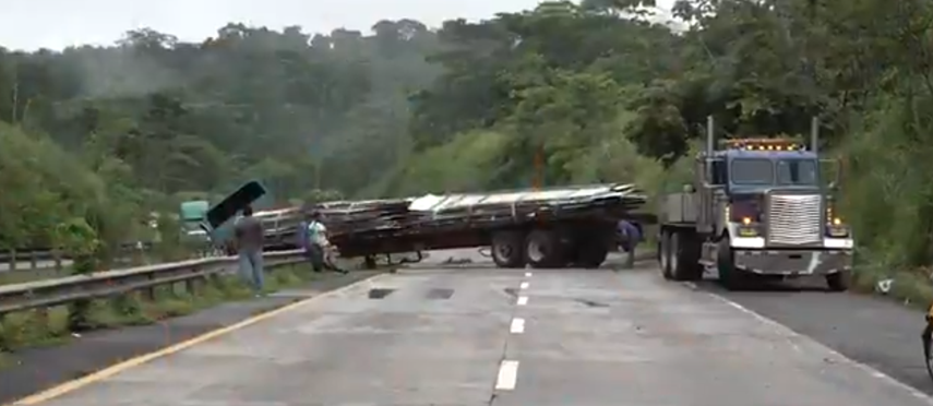 Camión provoca tranque de más de 5 horas