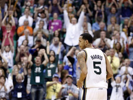 Jazz acaba racha de 11 triunfos de Spurs; Lakers vence a Hornets