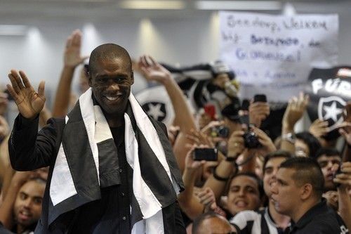 Miles de hinchas de Botafogo reciben a Seedorf en Brasil