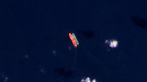 Los datos de seguimiento por satélite mostraron al petrolero, que tiene bandera de Islas Marshall, en el Mar de la China Meridional, al noroeste de Singapur, en febrero, junto al petrolero Virgo.