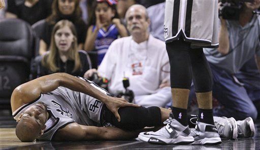 Duncan deja a Spurs por lesión en ambas piernas