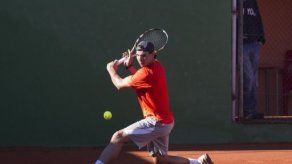 Nadal afirma que aún siente molestias en su rodilla al llegar a Chile