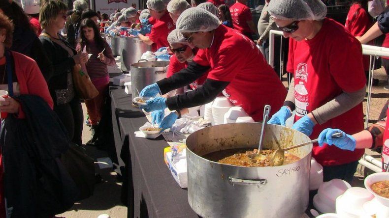 Cocinan en Uruguay el guiso de lentejas más grande del mundo
