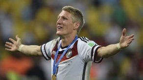 Schweinsteiger rompe a llorar en el homenaje previo de su partido de adiós