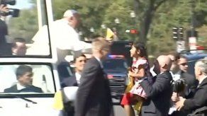 Niña da mensaje de inmigración al papa