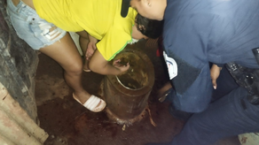 Policía Nacional. Rescate de recién nacido caído en una letrina. Policía Nacional. Rescate de recién nacido caído en una letrina.