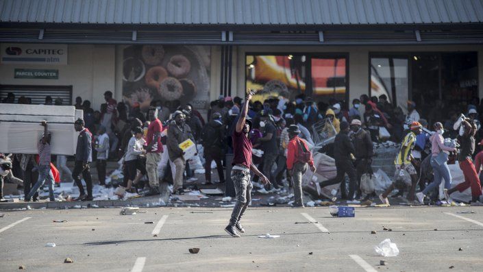 El estallido de violenciaen Sudáfrica estuvo alimentado por problemas sociales preexistentes, como la extrema desigualdad, el desempleo, los elevados niveles de criminalidad general en el país y el malestar por la pandemia de covid-19. El estallido de violenciaen Sudáfrica estuvo alimentado por problemas sociales preexistentes, como la extrema desigualdad, el desempleo, los elevados niveles de criminalidad general en el país y el malestar por la pandemia de covid-19.