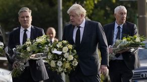 Los políticos se acercaron a la fachada de la iglesia metodista Belfairs uno a uno para presentar sus respetos al diputado conservador, que ocupaba un escaño en el parlamento británico desde 1983.