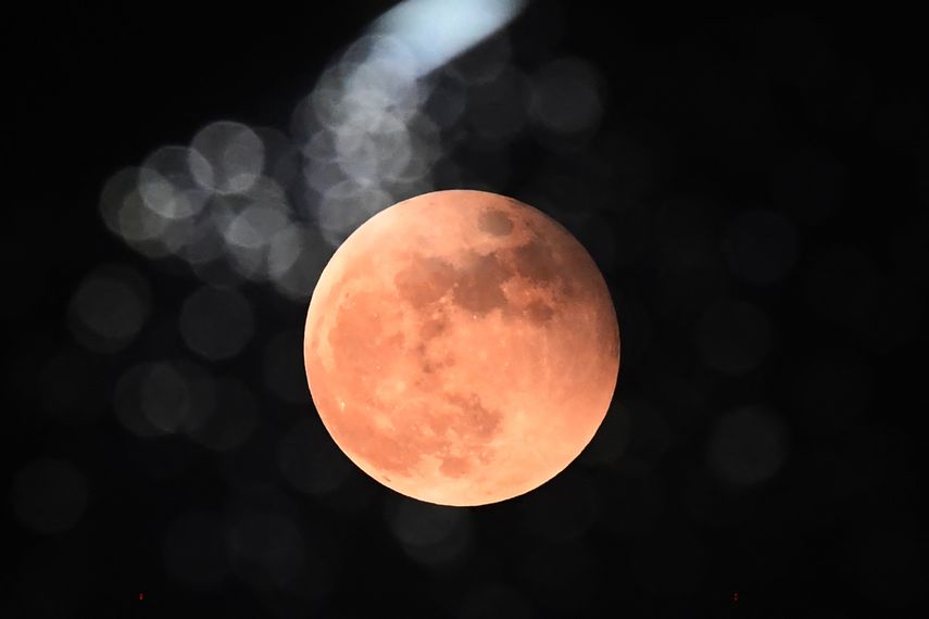 La Luna de sangre y el eclipse lunar total serán visibles la madrugada del viernes.