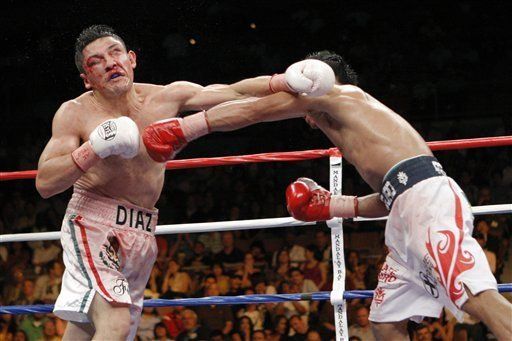 Pacquiao noquea a Díaz  y suma fajín ligero del CMB