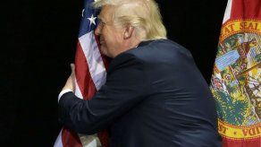 Partidarios de Trump le cantan Cumpleaños feliz