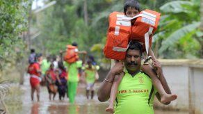 Miles de personas siguen aisladas por las inundaciones en India