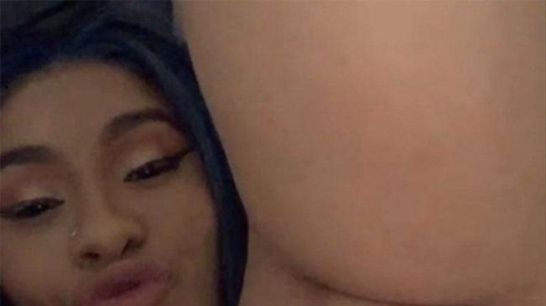 Cardi B se tatúa el nombre de su marido en el muslo