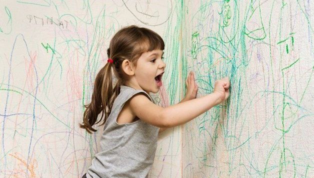 Debería dejar que mis hijos pinten en las paredes de casa?