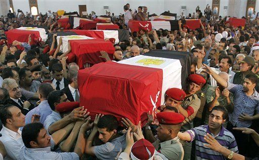 Egipto entierra a 16 soldados muertos en ataque islamista