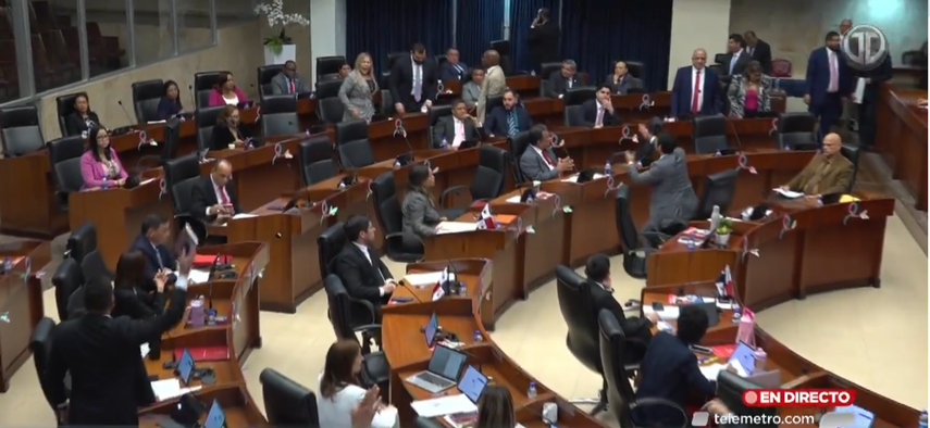 Ánimos caldeados entre diputados de la Asamblea Nacional ante la visita de estudiantes de la UNACHI.