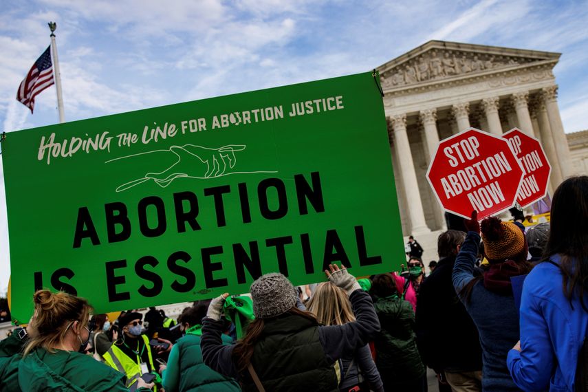 Foto de archivo de activistas a favor y en contra del aborto